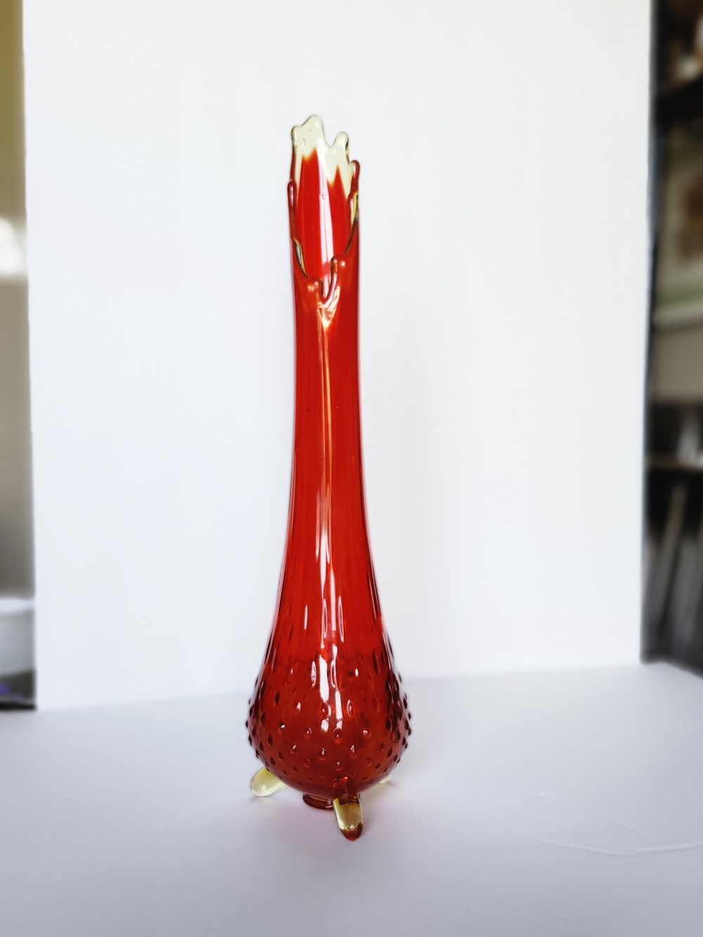 15.5" Vintage L.E. Smith 3 Footed Hobnail Amberina Swung Vase Uv Reactive